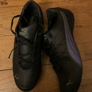 Woman’s puma sneakers.